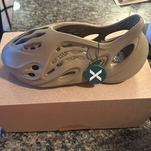 Yeezy Foam RNNR Stone Taupe